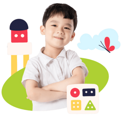 Eğitici oyuncaklarla gülümseyen çocuk